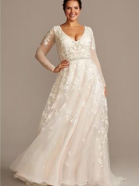 Long Sleeve Plunging Plus Size Wedding Dress
STYLE# AI26310073 David’s Bridal